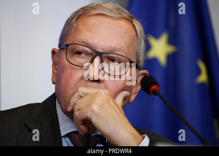 Luxemburg, Luxemburg. 1. Okt. 2018. Geschäftsführer des ESM, Klaus Regling gibt eine Pressekonferenz, bei der die Ergebnisse der Tagung der EU-Finanzminister der Eurogruppe auf der Tagung des Europäischen Rates. Alexandros Michailidis/Alamy leben Nachrichten Stockfoto