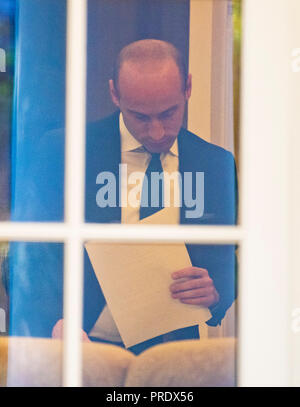 Senior Advisor für Politik Stephen Miller schaut über einige Noten im Oval Office vor dem Präsidenten der Vereinigten Staaten Donald J. Trumpf liefert Erläuterungen zu den Vereinigten Staaten von Amerika Mexiko Kanada Abkommen (USMCA) im Rosengarten des Weißen Hauses in Washington, DC am Montag, 1. Oktober 2018. Der Präsident nahm Fragen über die Vereinbarung und auf der Kavanaugh Nominierung. Credit: Ron Sachs/CNP | Verwendung weltweit Stockfoto