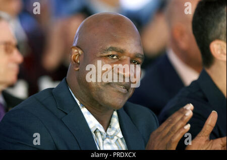 Kiew, Ukraine. 1. Okt, 2018. Evander Holyfield, der ehemalige Box-Weltmeister, nimmt teil an der Zeremonie der Eröffnung der 56. Sitzung der WBC Übereinkommen in Kiew. Die 56 WBC Übereinkommen, in welchem Teil nehmen Boxing legenden Evander Holyfield, Lennox Lewis, Eric Morales und rund 700 Teilnehmer aus 160 Ländern läuft in Kiew vom 30. September bis 5. Oktober. Credit: Pavlo Gontschar/SOPA Images/ZUMA Draht/Alamy leben Nachrichten Stockfoto