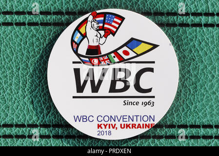 Kiew, Ukraine. 1. Okt, 2018. Die 56th World Boxing Übereinkommen Logo ist in Kiew, Ukraine gesehen, am 1. Oktober 2018. Die wbc 56th Congress, in welchem Teil nehmen Boxing legenden Evander Holyfield, Lennox Lewis, Eric Morales und rund 700 Teilnehmer aus 160 Ländern läuft in Kiew vom vom 30. September bis 5. Oktober. Credit: Serg Glovny/ZUMA Draht/Alamy leben Nachrichten Stockfoto