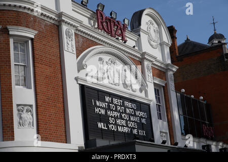 Brixton, London, UK. 1. Okt 2018. Der Film Auflistungen Anzeige an der Vorderseite des Ritzy Kino in Brixton wurde mit der romantischen Nachricht am Montag, die 'Mein bester Freund lesen ersetzt, ich möchte in Worte zu fassen, wie glücklich du Mich machen, so hier geht willst du mich heiraten." Quelle: Auf Sicht Fotografische/Alamy leben Nachrichten Stockfoto