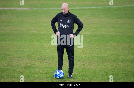 München, Bayern. 01 Okt, 2018. 01 Oktober 2018, Germany, München: Fußball: Champions League Bayern Muenchen gegen Ajax Amsterdam, Gruppenphase, Gruppe E, 2.Spieltag final Training von Ajax Amsterdam. Trainer Erik 10 Hag nimmt am Training teil. Credit: Sven Hoppe/dpa/Alamy leben Nachrichten Stockfoto