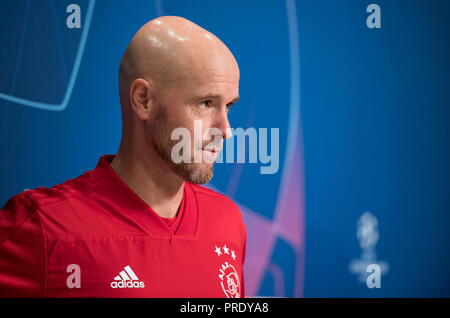 München, Bayern. 01 Okt, 2018. 01 Oktober 2018, Germany, München: Fußball: Champions League Bayern Muenchen gegen Ajax Amsterdam, Gruppenphase, Gruppe E, 2.Spieltag final Training von Ajax Amsterdam. Trainer Erik 10 Hag kommt in der Allianz Arena für eine Pressekonferenz. Credit: Sven Hoppe/dpa/Alamy leben Nachrichten Stockfoto