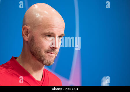 München, Bayern. 01 Okt, 2018. 01 Oktober 2018, Germany, München: Fußball: Champions League Bayern Muenchen gegen Ajax Amsterdam, Gruppenphase, Gruppe E, 2.Spieltag final Training von Ajax Amsterdam. Trainer Erik 10 Hag kommt in der Allianz Arena für eine Pressekonferenz. Credit: Sven Hoppe/dpa/Alamy leben Nachrichten Stockfoto