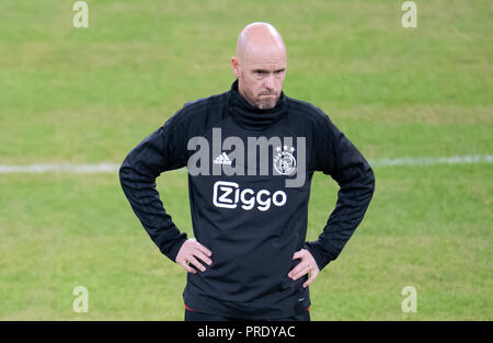 München, Bayern. 01 Okt, 2018. 01 Oktober 2018, Germany, München: Fußball: Champions League Bayern Muenchen gegen Ajax Amsterdam, Gruppenphase, Gruppe E, 2.Spieltag final Training von Ajax Amsterdam. Trainer Erik 10 Hag nimmt am Training teil. Credit: Sven Hoppe/dpa/Alamy leben Nachrichten Stockfoto