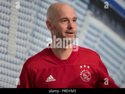 München, Bayern. 01 Okt, 2018. 01 Oktober 2018, Germany, München: Fußball: Champions League Bayern Muenchen gegen Ajax Amsterdam, Gruppenphase, Gruppe E, 2.Spieltag final Training von Ajax Amsterdam. Trainer Erik 10 Hag kommt in der Allianz Arena für eine Pressekonferenz. Credit: Sven Hoppe/dpa/Alamy leben Nachrichten Stockfoto