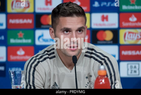 München, Bayern. 01 Okt, 2018. 01 Oktober 2018, Germany, München: Fußball: Champions League Bayern Muenchen gegen Ajax Amsterdam, Gruppenphase, Gruppe E, 2.Spieltag final Training von Ajax Amsterdam. Dusan Tadic sitzt auf dem Podium in der Allianz Arena. Credit: Sven Hoppe/dpa/Alamy leben Nachrichten Stockfoto