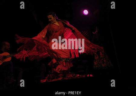 Madrid, Spanien. 27 Apr, 2018. Ein traditionelles Gypsy woman dancing Flamenco in Madrid, Spanien. Credit: Allison Abendessen/ZUMA Draht/Alamy leben Nachrichten Stockfoto