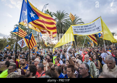 Barcelona, Katalonien, Spanien. 1. Okt, 2018. Die Teilnehmer an der Demonstration in Barcelona für den Jahrestag der katalanischen Wahlen zur Unabhängigkeit am 1. Oktober 2017. Credit: Celestino Arce Lavin/ZUMA Draht/Alamy leben Nachrichten Stockfoto