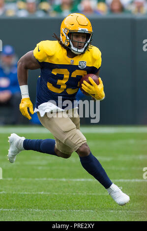 Green Bay, WI, USA. 30 Sep, 2018. Green Bay Packers zurück laufen Aaron Jones #33 in Aktion während der NFL Football Spiel zwischen den Buffalo Bills und den Green Bay Packers in Lambeau Field in Green Bay, WI. Green Bay besiegt Buffalo 22-0. John Fisher/CSM/Alamy leben Nachrichten Stockfoto