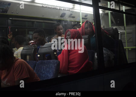 Malaga, Spanien. 2. Okt, 2018. Ein Migrantinnen durch rote Decke ruht in einem Bus nach Ihrer Ankunft im Hafen von Malaga. Spains Maritime Rescue Service gerettet 150 Migranten an Bord drei Jollen am Mittelmeer und brachte sie nach Malaga Hafen, wo sie durch das Spanische Rote Kreuz unterstützt wurden. Credit: Jesus Merida/SOPA Images/ZUMA Draht/Alamy leben Nachrichten Stockfoto