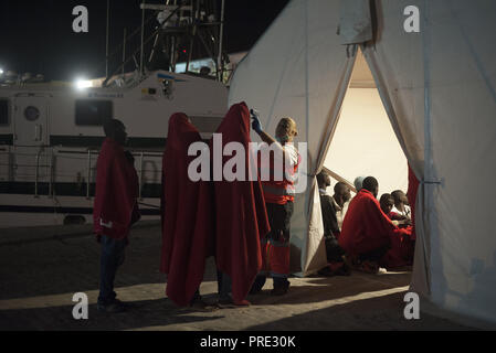 Malaga, Spanien. 2. Okt, 2018. Ein Mitglied der Spanischen Roten Kreuz ist mit einem Thermometer für die Gesundheit von Migranten prüfen. Spains Maritime Rescue Service gerettet 150 Migranten an Bord drei Jollen am Mittelmeer und brachte sie nach Malaga Hafen, wo sie durch das Spanische Rote Kreuz unterstützt wurden. Credit: Jesus Merida/SOPA Images/ZUMA Draht/Alamy leben Nachrichten Stockfoto