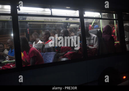 Malaga, Spanien. 2. Okt, 2018. Migranten werden gesehen, Essen in einem Bus nach Ihrer Ankunft im Hafen von Malaga. Spains Maritime Rescue Service gerettet 150 Migranten an Bord drei Jollen am Mittelmeer und brachte sie nach Malaga Hafen, wo sie durch das Spanische Rote Kreuz unterstützt wurden. Credit: Jesus Merida/SOPA Images/ZUMA Draht/Alamy leben Nachrichten Stockfoto