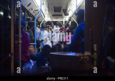 Malaga, Spanien. 2. Okt, 2018. Migrantinnen und Migranten sind in einem überfüllten Bus nach Ihrer Ankunft im Hafen von Malaga gesehen. Spains Maritime Rescue Service gerettet 150 Migranten an Bord drei Jollen am Mittelmeer und brachte sie nach Malaga Hafen, wo sie durch das Spanische Rote Kreuz unterstützt wurden. Credit: Jesus Merida/SOPA Images/ZUMA Draht/Alamy leben Nachrichten Stockfoto