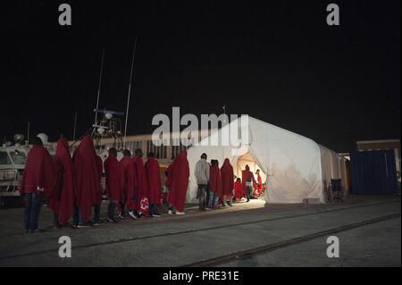 Malaga, Spanien. 2. Okt, 2018. Migrantinnen und Migranten in einer Warteschlange zu Fuß auf dem Weg zu einer Hütte des spanischen Roten Kreuzes nach Ihrer Ankunft im Hafen von Malaga. Spains Maritime Rescue Service gerettet 150 Migranten an Bord drei Jollen am Mittelmeer und brachte sie nach Malaga Hafen, wo sie durch das Spanische Rote Kreuz unterstützt wurden. Credit: Jesus Merida/SOPA Images/ZUMA Draht/Alamy leben Nachrichten Stockfoto