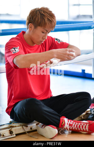 Yokohama, Kanagawa, Japan. 28 Sep, 2018. Naoya Inoue Boxen: Naoya Inoue von Japan wickelt seine Hände in die Bandage während eines Media Training zu Ohashi Boxing Gym in Yokohama, Kanagawa, Japan. Credit: Hiroaki Yamaguchi/LBA/Alamy leben Nachrichten Stockfoto