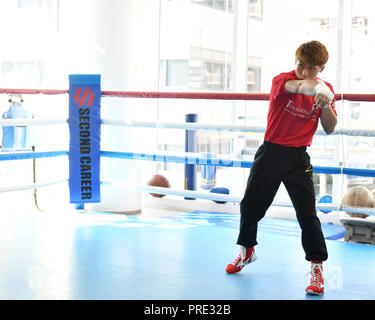 Yokohama, Kanagawa, Japan. 28 Sep, 2018. Naoya Inoue Boxen: Naoya Inoue von Japan shadowboxes während eines Media Training zu Ohashi Boxing Gym in Yokohama, Kanagawa, Japan. Credit: Hiroaki Yamaguchi/LBA/Alamy leben Nachrichten Stockfoto