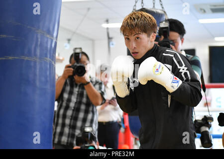 Yokohama, Kanagawa, Japan. 28 Sep, 2018. Naoya Inoue Boxen: Naoya Inoue von Japan hits eine schwere Tasche während eines Media Training zu Ohashi Boxing Gym in Yokohama, Kanagawa, Japan. Credit: Hiroaki Yamaguchi/LBA/Alamy leben Nachrichten Stockfoto