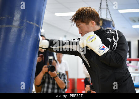 Yokohama, Kanagawa, Japan. 28 Sep, 2018. Naoya Inoue Boxen: Naoya Inoue von Japan hits eine schwere Tasche während eines Media Training zu Ohashi Boxing Gym in Yokohama, Kanagawa, Japan. Credit: Hiroaki Yamaguchi/LBA/Alamy leben Nachrichten Stockfoto