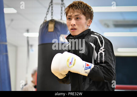 Yokohama, Kanagawa, Japan. 28 Sep, 2018. Naoya Inoue Boxen: Naoya Inoue von Japan hits eine schwere Tasche während eines Media Training zu Ohashi Boxing Gym in Yokohama, Kanagawa, Japan. Credit: Hiroaki Yamaguchi/LBA/Alamy leben Nachrichten Stockfoto