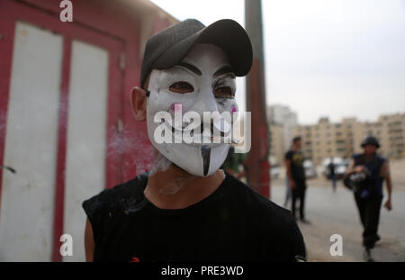 Ramallah, West Bank, Palästina. 1. Okt, 2018. Eine maskierte Palästinensischen Demonstrant sieht während der Auseinandersetzungen mit der israelischen Streitkräfte in der Nähe der israelischen Siedlung Beit EL, am Rand von der West Bank Stadt Ramallah am 1. Oktober 2018 Credit: Shadi Hatem/APA-Images/ZUMA Draht/Alamy leben Nachrichten Stockfoto