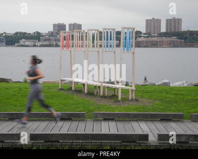 New York, USA. 20 Sep, 2018. Die Skulptur "Viewfinding" durch die Künstlerin Sarah Bach, die Gedichte nimmt um 26 LGBTQ Dichter, ist in der New Yorker Riverside Park entfernt. Die farbigen Tafeln an den Ufern des Hudson River, erinnert an die Regenbogenflagge, Ehre die Bewegung von Lesben, Schwule, Bisexuelle, Transsexuelle und queere Menschen (Lgbtq) und lassen ihre Dichter haben ihr Sagen. Credit: Johannes Schmitt-Tegge/dpa/Alamy leben Nachrichten Stockfoto