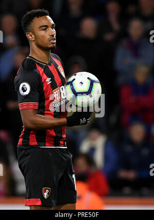 Bournemouth, UK. Okt, 2018 02. Junior Stanislas der AFC Bournemouth - AFC Bournemouth v Crystal Palace, Premier League, Vitalität Stadion, Bournemouth - 1. Oktober 2018 STRENG REDAKTIONELLE NUR VERWENDEN - DataCo Regeln anwenden - Keine Verwendung mit nicht autorisierten Audio-, Video-, Daten-, Spielpläne, Verein/liga Logos oder "live" Dienstleistungen. On-line-in-Verwendung auf 75 Bilder beschränkt, kein Video-Emulation. Keine Verwendung in Wetten, Spiele oder einzelne Verein/Liga/player Publikationen. Credit: Richard Calver/Alamy leben Nachrichten Stockfoto