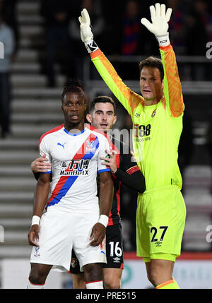 Bournemouth, UK. Okt, 2018 02. Wilfried Zaha von Crystal Palace, Lewis, Koch und Asmir Begovic der AFC Bournemouth - AFC Bournemouth v Crystal Palace, Premier League, Vitalität Stadion, Bournemouth - 1. Oktober 2018 STRENG REDAKTIONELLE NUR VERWENDEN - DataCo Regeln anwenden - Keine Verwendung mit nicht autorisierten Audio-, Video-, Daten-, Spielpläne, Verein/liga Logos oder "live" Dienstleistungen. On-line-in-Verwendung auf 75 Bilder beschränkt, kein Video-Emulation. Keine Verwendung in Wetten, Spiele oder einzelne Verein/Liga/player Publikationen. Credit: Richard Calver/Alamy leben Nachrichten Stockfoto