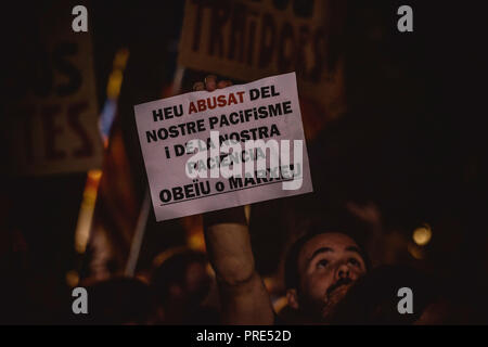 Barcelona, Spanien. 1. Okt, 2018. Eine katalanische Unabhängigkeit Aktivist hält ein Plakat lesen Sie unsere Pazifismus und Geduld - Gehorchen oder gehen' während eines Protestes die Umsetzung der Ergebnis der Secession Referendum an seinem Geburtstag am 1. Oktober die Nachfrage missbraucht haben. Credit: Matthias Oesterle/Alamy leben Nachrichten Stockfoto