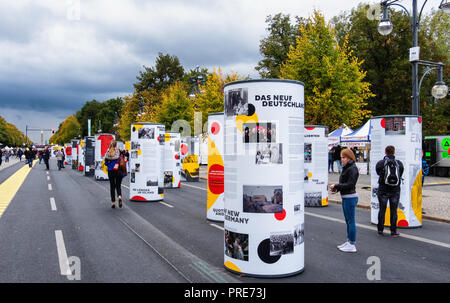 Deutschland, Berlin, Mitte, 1-3 Oktober 2018. Der Tag der Deutschen Einheit Tag der Deutschen Einheit am 3. Oktober ist in Deutschland nationaler Feiertag. Es erinnert an die deutsche Wiedervereinigung im Jahr 1990 nach dem Fall der Berliner Mauer und wird gefeiert mit einem 3-tägigen Festival rund um Platz der Republik, Straße des 17. Juni und Brandenburger Tor. Der Tag wird vom Land Berlin in diesem Jahr im Rahmen seines Bundesrat Vorsitz. Das Motto ist "Nur Mit Dir", "Nur mit euch' und ist ein Fest für die Demokratie und die Freiheit. Das Festival findet vom 1. bis 3. Oktober feiern werden. Stockfoto