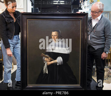 Battersea Park, London, UK. 2. Oktober, 2018. Die größte Ausgabe des bevorzugten Zeitraums design Event der Handel, der Herbst dekorative Antiquitäten & Textilien Messe, findet vom 2-7 Oktober 2018 Battersea Park. Rund 160 Händler aus ganz Deutschland und Europa teilnehmen, Antiquitäten, Design, Kunstwerke, dekorative Objekte und Garten Artefakte aus dem 17. Jahrhundert bis um 1970, Gemälde, Grafiken und Skulpturen von der Antike bis zur Moderne. Bild: niederländische Malerei der alten Meister durch Albertus Rootius (1624-1666), Porträt einer Dame, 1661. Credit: Malcolm Park/Alamy Live Ne Stockfoto