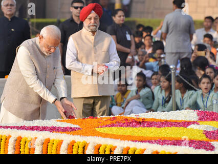 New Delhi, Indien. 2. Okt, 2018. Indische Ministerpräsident Narendra Modi (1. L) zahlt floral Tribute den Geburtstag von Mahatma Gandhi in Rajghat, die Gedenkstätte für Mahatma Gandhi in Delhi, Indien, am Okt. 2, 2018 zu gedenken. Credit: Partha Sarkar/Xinhua/Alamy leben Nachrichten Stockfoto