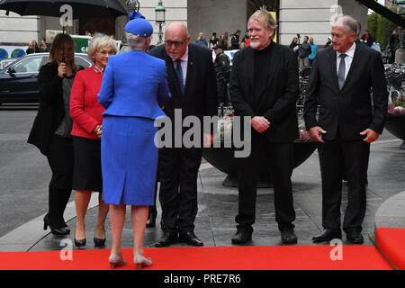 Kopenhagen, Dänemark. 2. Oktober, 2018. Dänische raoyal Familie seiner Majestät, die Königin Margrethe II kommt Lone erstmals nach ihrem Ehemann Prinz henriks Tod Kronprinz Frederik und Krone pricess Maria und Prinz Joachim und Prinzessin Marie und Prinzessin Benedikt und Royal famly willkommen war vom dänischen Abgeordneten und das Parlament Vorsitzender Frau Pia Kjarsgaard an dänischen parliamenet öffnen Zeremonie alle Jahre jedes Jahr als auch in diesem Jahr in Schloss Christiansborg in Kopenhagen Dänemark gewählt. Credit: Francis Joseph Dean/Deanpictures/Alamy leben Nachrichten Stockfoto