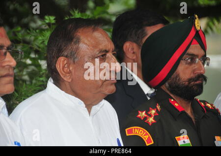 Jinja, Uganda. 2., Oktober 2018: Der Vorsitzende der Indischen Verband Uganda-Jinja Raojibhai Patel (links) und Brig. Ranjit Singh (rechts) von der indischen Armee die Teilnahme an der 149. Geburtstag von Mahatma Gandhi an der Quelle des Nils in Uganda. Die Mitglieder der Indischen Verband Uganda, Beamte von busoga Königreich Tourismus Ministerium und Jinja Bewohner schlossen sich anderen Indianer auf der ganzen Welt feiert den 149. Geburtstag von Mahatma Gandhi und den Internationalen Tag der Gewaltlosigkeit. Credit: Donald Kirya/Alamy leben Nachrichten Stockfoto