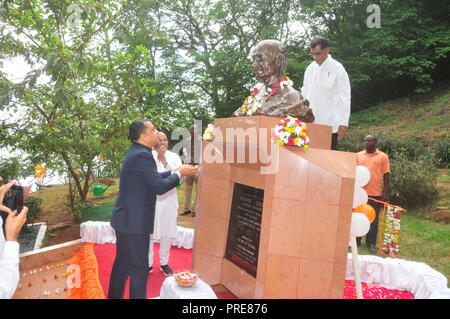 Jinja, Uganda. 2. Oktober, 2018: Der Hohe Kommissar von Indien in Uganda Ravi Shankar (links) garlanding Mahatma Gandhi's Statue mit Blumen während der Feierlichkeiten Mahatma Gandhi's 149. Geburtstag und Internationalen UN-Tag der Gewaltlosigkeit an der Quelle des Nils in Jinja zu markieren. Die Mitglieder der Indischen Verband Uganda, Beamte von busoga Königreich Tourismus Ministerium und Jinja Bewohner schlossen sich anderen Indianer auf der ganzen Welt feiert den 149. Geburtstag von Mahatma Gandhi und den Internationalen Tag der Gewaltlosigkeit. In Uganda, Sie garlanded Mahatma Gandhi's Statue mit Blumen. Credit: Dona Stockfoto