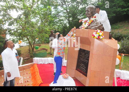 Jinja, Uganda. 2. Oktober, 2018: Der Minister für Tourismus im Königreich Busoga Hellen Namutamba (Mitte) garlanding Mahatma Gandhi's Statue mit Blumen während der Feierlichkeiten Mahatma Gandhi's 149. Geburtstag und Internationaler Tag der Gewaltlosigkeit an der Quelle des Nils in Jinja zu markieren. Die Mitglieder der Indischen Verband Uganda, Beamte von busoga Königreich Tourismus Ministerium und Jinja Bewohner schlossen sich anderen Indianer auf der ganzen Welt feiert den 149. Geburtstag von Mahatma Gandhi und den Internationalen Tag der Gewaltlosigkeit. In Uganda, Sie garlanded Mahatma Gandhi's Statue mit Blumen. Gutschrift: Stockfoto