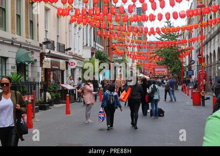 London, Großbritannien, 2. Okt 2018. Uk Wetter. Menschen genießen Sie die Straßen von London Trotz der Bewölkung. London, UK. Credit: Ed Brown/Alamy leben Nachrichten Stockfoto