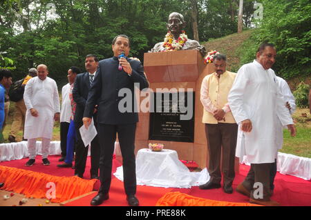 Jinja, Uganda. 2. Oktober, 2018: Der Hohe Kommissar von Indien in Uganda Ravi Shankar (Mitte) die Gäste während der Feierlichkeiten Mahatma Gandhi's 149. Geburtstag und den Internationalen Tag der Gewaltlosigkeit an der Quelle des Nils in Jinja zu markieren. Die Mitglieder der Indischen Verband Uganda, Beamte von busoga Königreich Tourismus Ministerium und Jinja Bewohner schlossen sich anderen Indianer auf der ganzen Welt feiert den 149. Geburtstag von Mahatma Gandhi und den Internationalen Tag der Gewaltlosigkeit. In Uganda, Sie garlanded Mahatma Gandhi's Statue mit Blumen. Credit: Donald Kiirya/Alamy Leben Nachrichten. Stockfoto