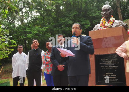 Jinja, Uganda. 2. Oktober, 2018: Der Hohe Kommissar von Indien in Uganda Ravi Shankar (rechts) die Gäste während der Feierlichkeiten Mahatma Gandhi's 149. Geburtstag und den Internationalen Tag der Gewaltlosigkeit an der Quelle des Nils in Jinja zu markieren. Die Mitglieder der Indischen Verband Uganda, Beamte von busoga Königreich Tourismus Ministerium und Jinja Bewohner schlossen sich anderen Indianer auf der ganzen Welt feiert den 149. Geburtstag von Mahatma Gandhi und den Internationalen Tag der Gewaltlosigkeit. In Uganda, Sie garlanded Mahatma Gandhi's Statue mit Blumen. Credit: Donald Kiirya/Alamy Leben Nachrichten. Stockfoto