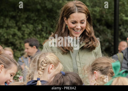 London, Großbritannien. 2. Oktober, 2018. Die Herzogin von Cambridge Haltestellen bis zu einem jungen Hockey Team in Paddington Recreation Ground sprechen nach ihrem Besuch an die Sayers Croft Wald Schule und Wildlife Garten. Das war Ihre erste Solo öffentliches Engagement, Rückkehr aus dem Mutterschaftsurlaub nach der Geburt von Prinz Louis am 23. April. Quelle: Chris Aubrey/Alamy leben Nachrichten Stockfoto