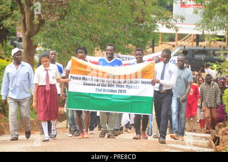 Jinja, Uganda. 2., Oktober 2018: die Mitglieder der Indischen Verband Uganda, Beamte von busoga Königreich Tourismus Ministerium und Jinja Bewohner haben andere Indianer auf der ganzen Welt feiert den 149. Geburtstag von Mahatma Gandhi und den Internationalen Tag der Gewaltlosigkeit. In Uganda, die Feiern wurden von den Hohen Kommissar von Indien in Uganda Ravi Shankar led (nicht im Bild) an der Quelle des Nils. Sie garlanded Mahatma Gandhi's Statue mit Blumen. Credit: Donald Kirya/Alamy leben Nachrichten Stockfoto