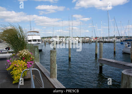 Boote und Yachtcharter in Mystic Connecticut Marina USA angedockt Stockfoto