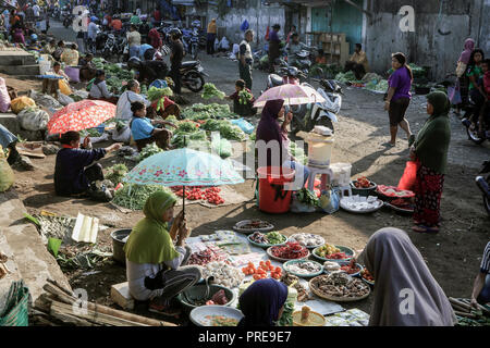 Geschäftigen Markt im Freien Szene in Ende, Flores, Indonesien Stockfoto