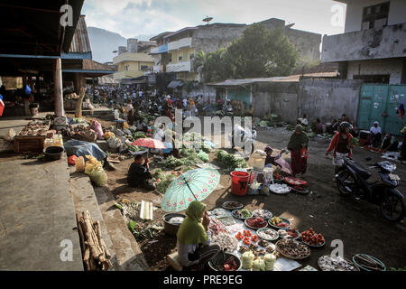 Geschäftigen Markt im Freien Szene in Ende, Flores, Indonesien Stockfoto