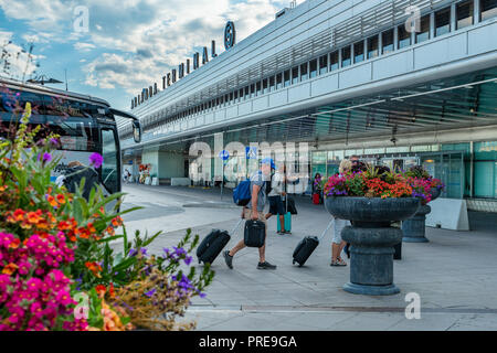 STOCKHOLM, Schweden - 12. JULI 2018: Eine Gruppe von Passagieren sind zu Fuß zur abflughalle von Arlanda International Airport Terminal Stockfoto