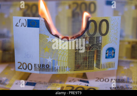 Zweihundert euro Bill in Europa Währung ist auf Feuer. Stockfoto