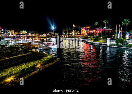 ORLANDO, Florida, USA - Dezember, 2017: Highlights der Universal Studios Florida Eingang zum Theme Park bei Nacht Stockfoto