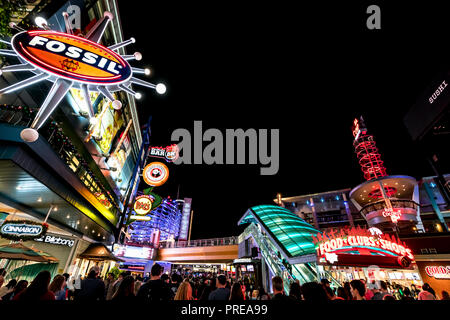 ORLANDO, Florida, USA - Dezember, 2017: Highlights der Universal Studios Florida Eingang zum Theme Park bei Nacht Stockfoto