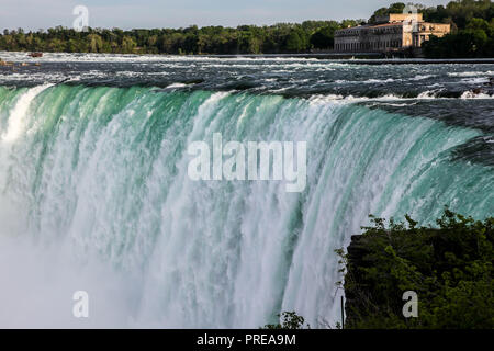NIAGARA FALLS, ONTARIO, Kanada - 27. MAI 2016. Die Niagara Fälle von der kanadischen Seite aus Ontario, Kanada in der Niagara Falls gesehen. Stockfoto