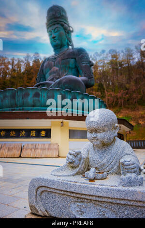 Der große Buddha bei Seiryuji Tempel in der Präfektur Aomori. AOMORI, Japan - 24 April 2018: Der große Buddha bei Seiryuji Tempel im Jahr 1984 abgeschlossen, die Bronze Stockfoto